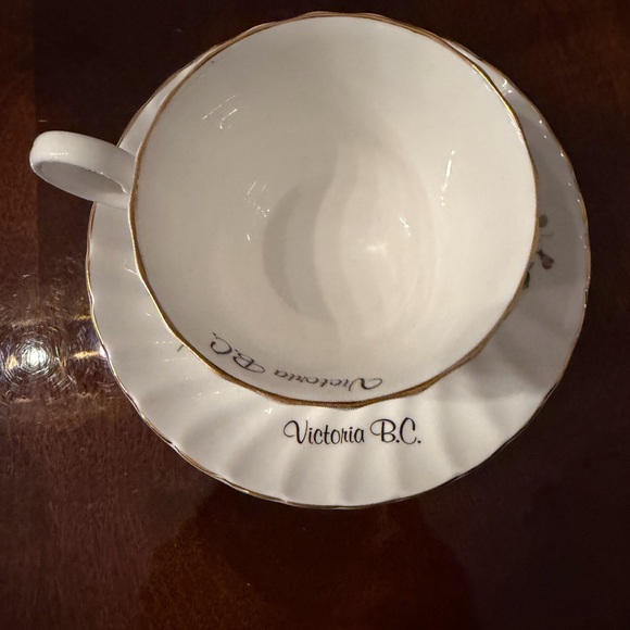Vintage Royal Stuart Bone England
Cup & Saucer Violet on White
Victoria BC - Picture 7 of 8